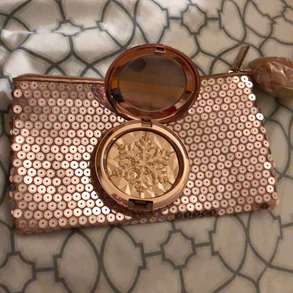 MAC Whisper of Guilt Highlighter w/sequin bag p/o